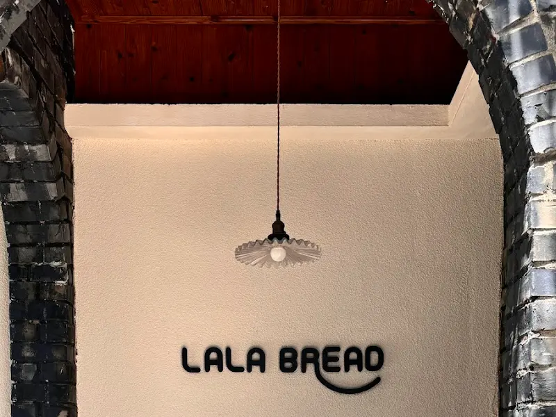 라라브레드 로고