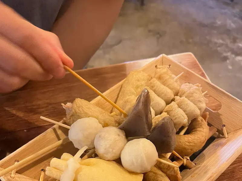 다양한 종류의 어묵이 담긴 어묵바