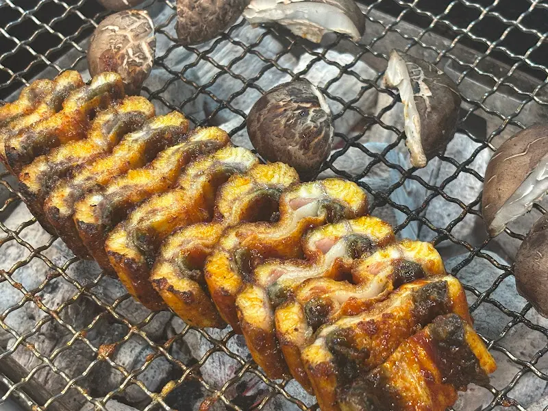 숯불 위에서 노릇하게 구워지는 장어