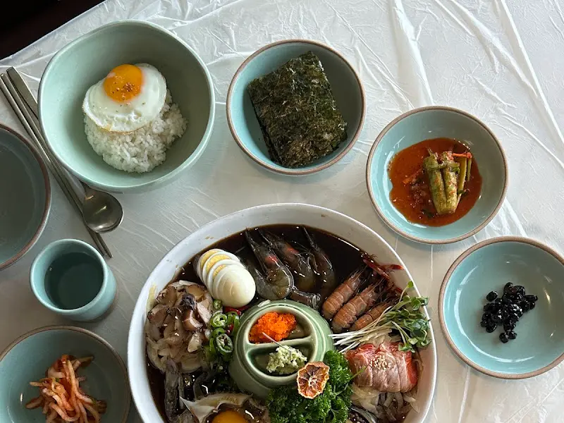 해물모듬장과 계란밥, 김이 함께 차려진 모습