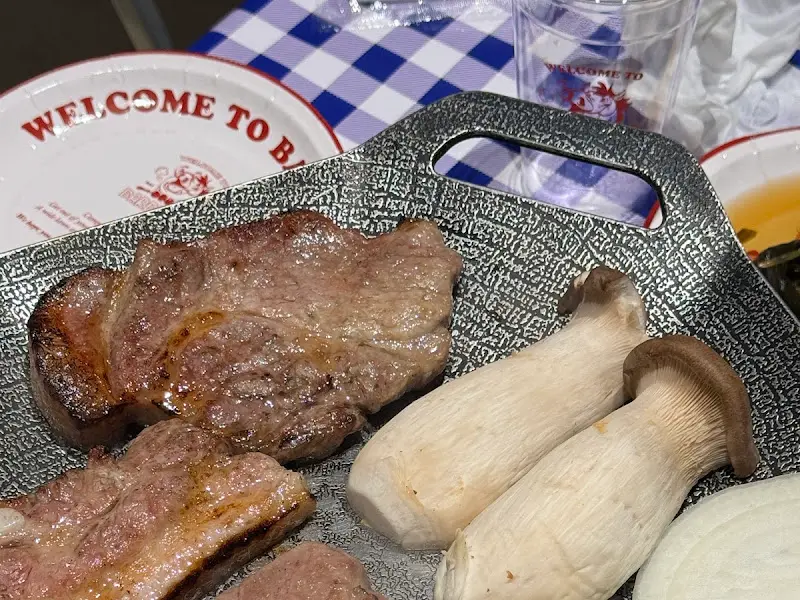 불판 위의 고기와 버섯