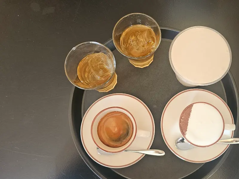 쟁반 위에 놓인 음료