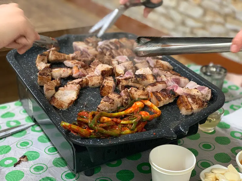 잘 익은 삼겹살 자르기