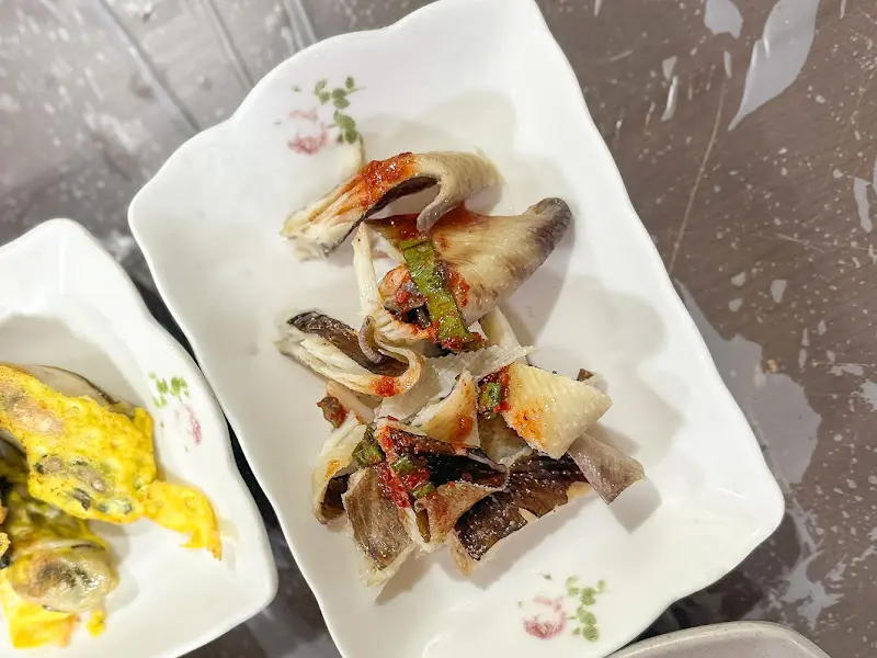 정갈하게 담겨 나온 해산물 모듬