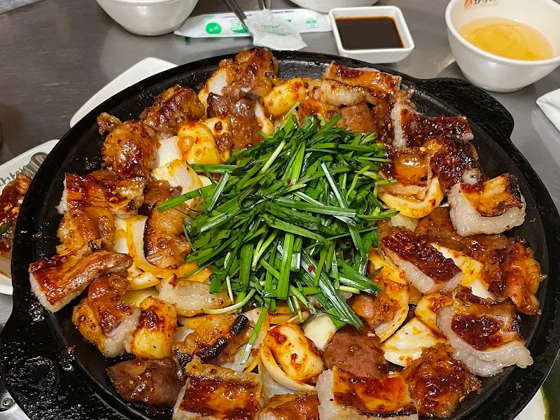 푸짐하게 담겨 나온 양념 모듬구이