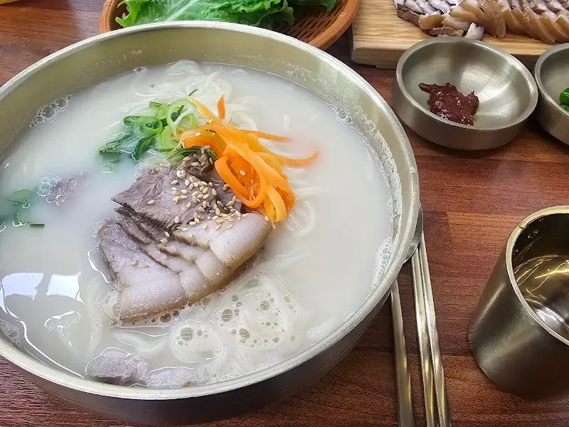 뽀얀 국물이 인상적인 고기국수