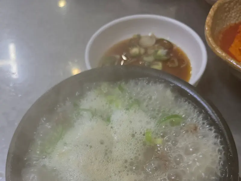 국밥의 뜨거운 김이 피어오르는 모습