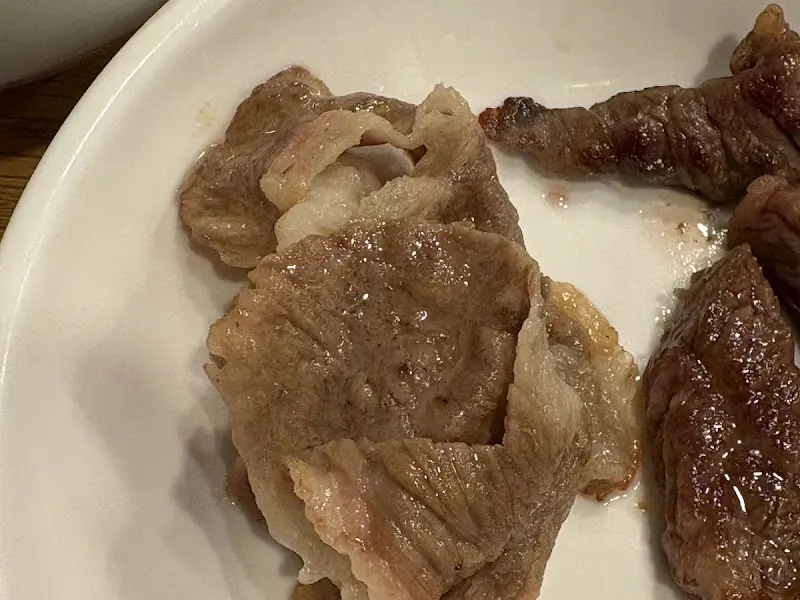 잘 구워진 소고기