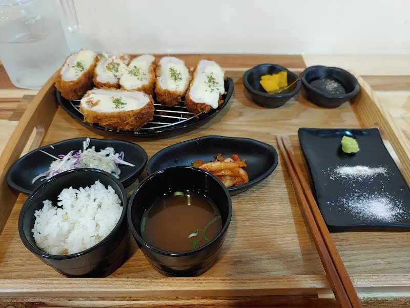 치즈카츠 한 상 차림