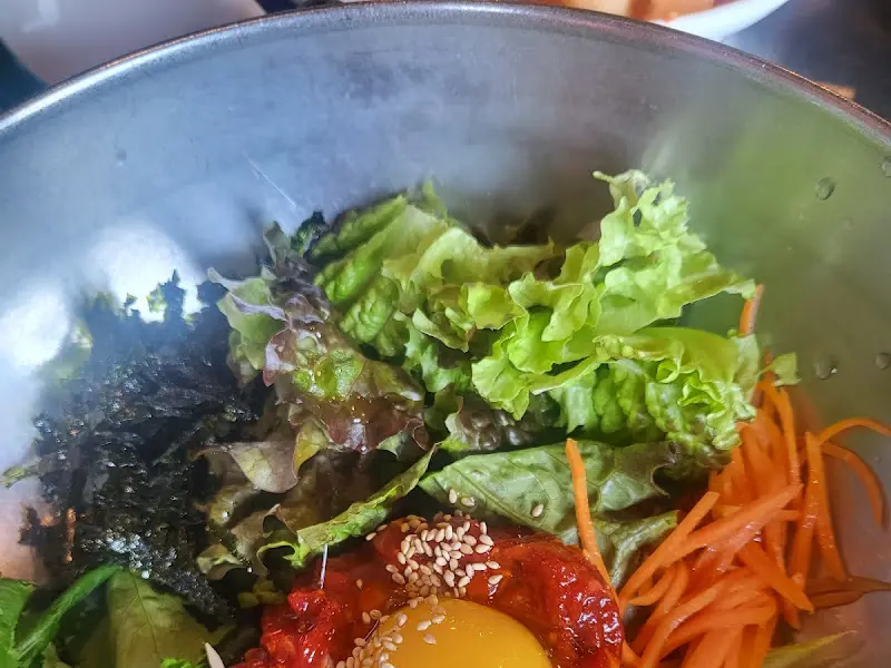 싱싱한 야채가 가득한 육회비빔밥