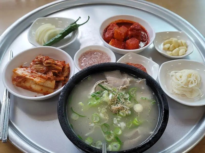 푸짐하게 차려진 한 상