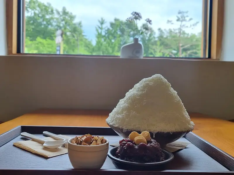 창밖 풍경과 빙수