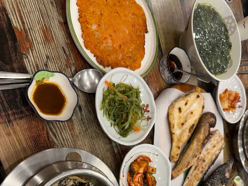 돌솥밥과 다양한 반찬들