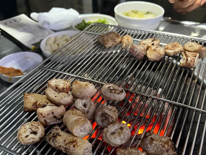 불판 위에 올려진 초벌 막창