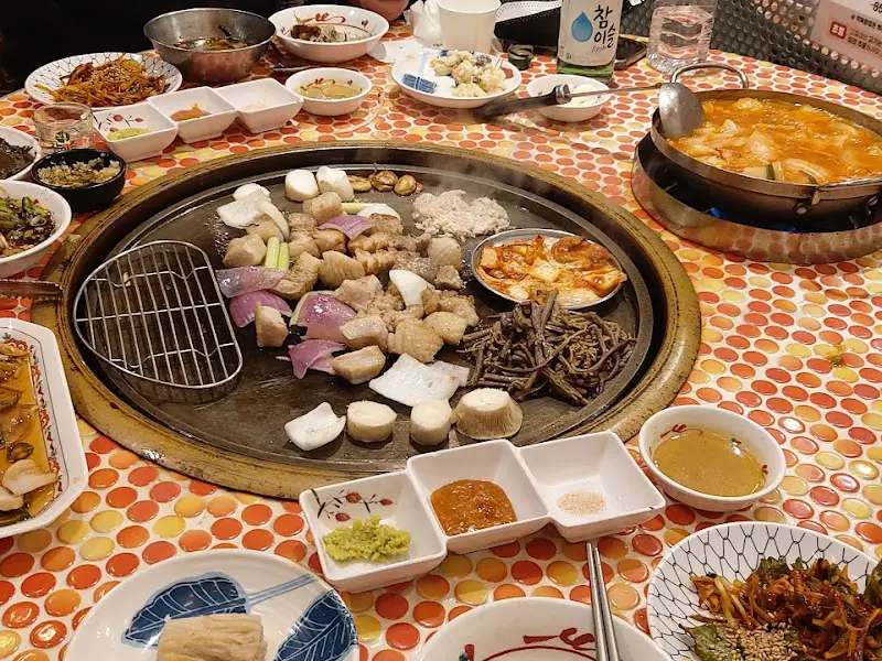 한상 가득 차려진 고기