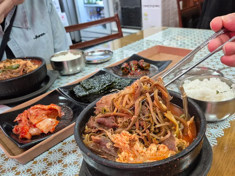 육개장과 반찬을 함께