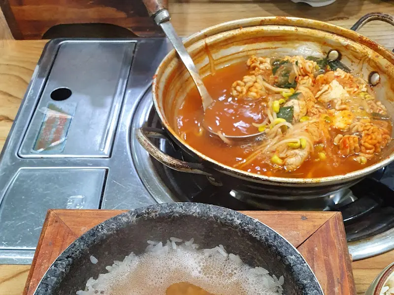 돌솥밥에 물을 부은 모습