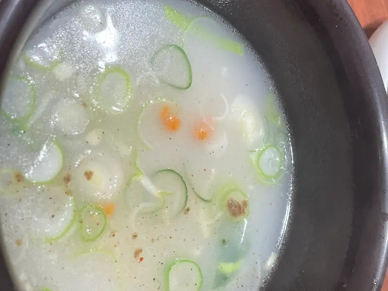 맑은 국물의 돼지국밥