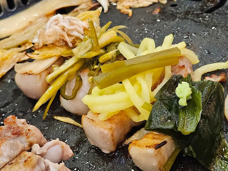 구워진 삼겹살과 곁들임