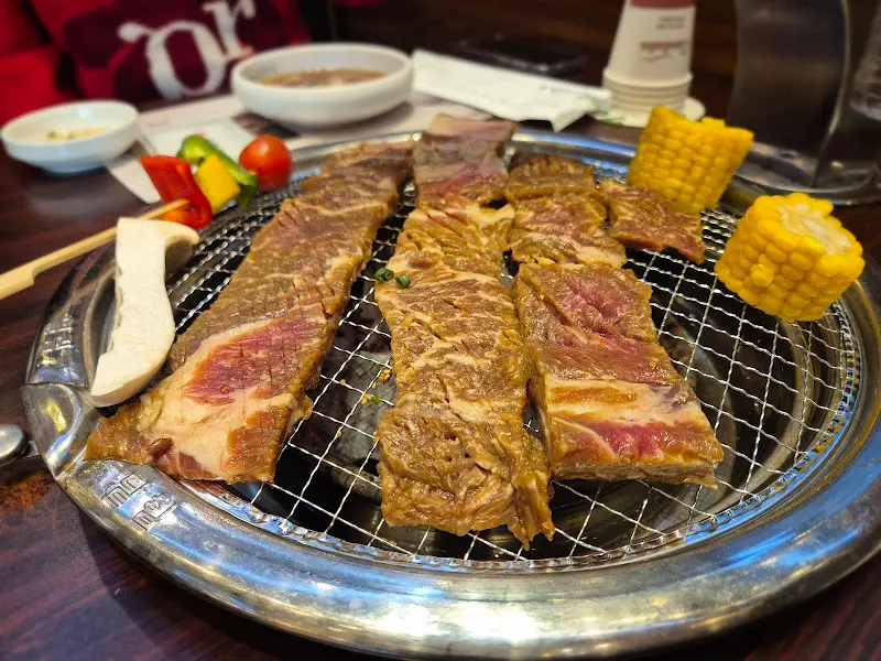 숯불 위에서 익어가는 고기