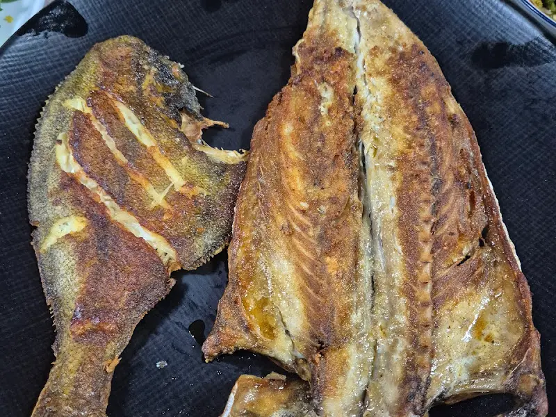 노릇하게 구워진 생선구이