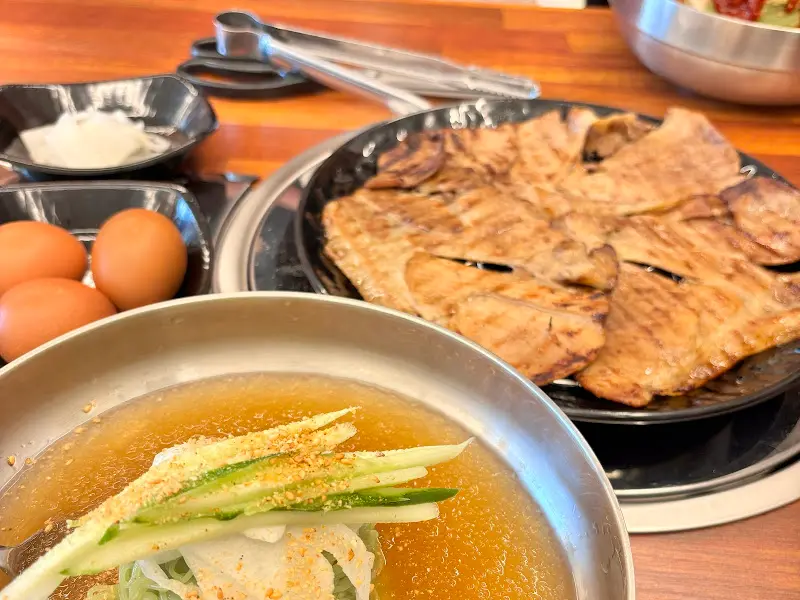 냉면과 숯불고기의 조화