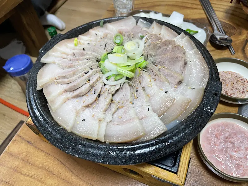 윤기가 자르르 흐르는 수육