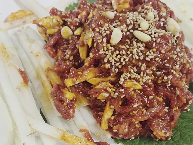 참깨가 뿌려진 육회