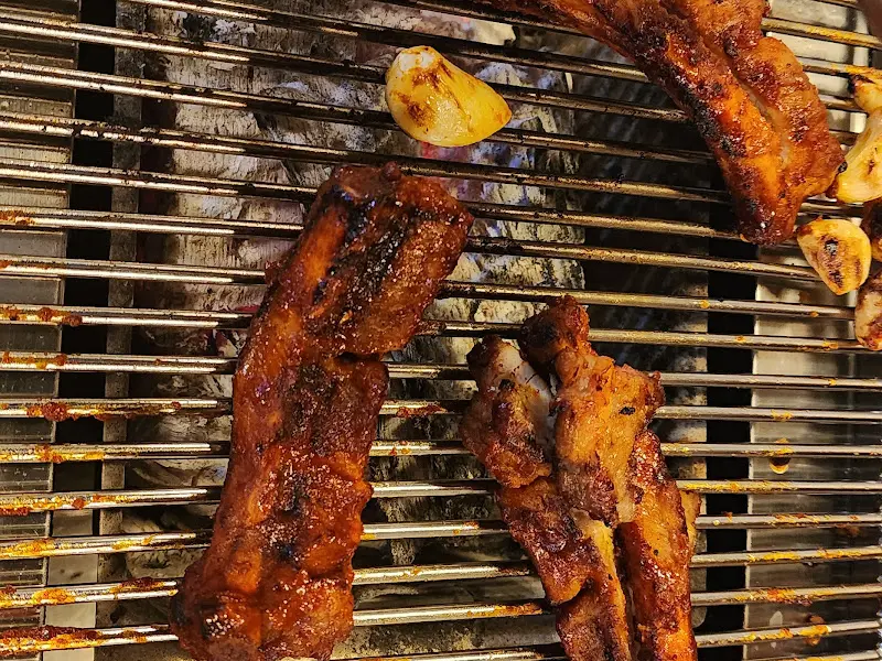 숯불에 구워지는 등갈비