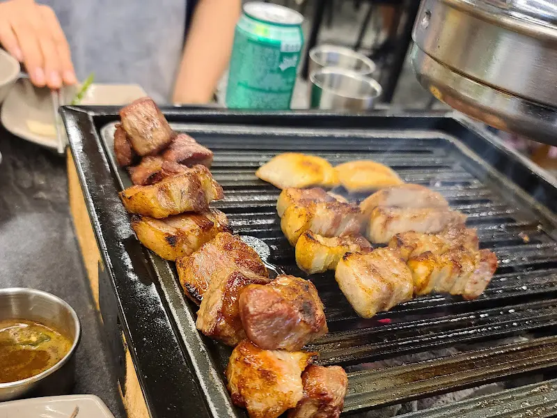 잘 익은 흑돼지 근고기