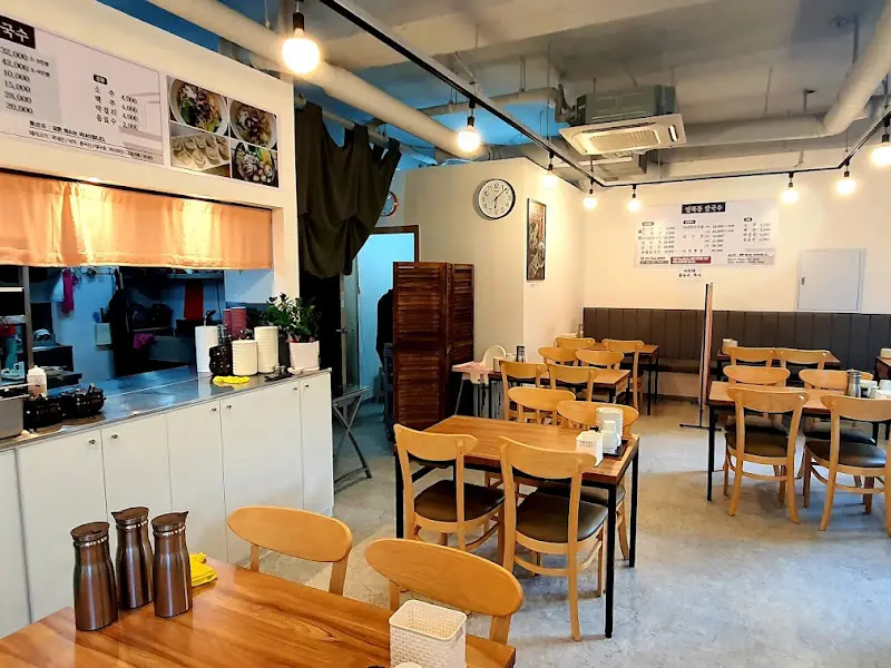 깔끔하고 쾌적한 식당 내부