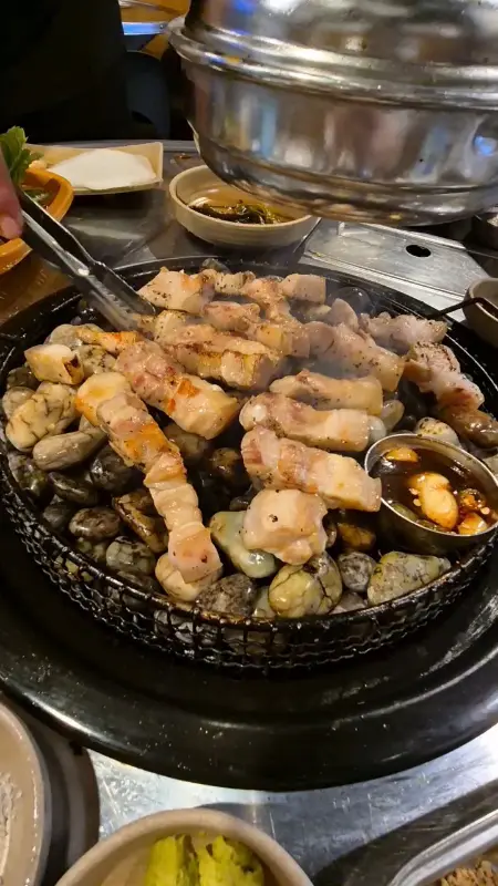 자갈과 고기가 함께 있는 모습