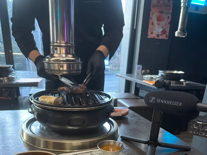 고기를 구워주는 직원