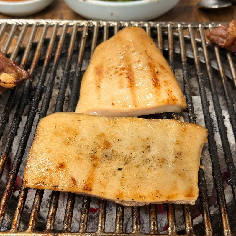 숯불에 구워지는 돼지껍데기