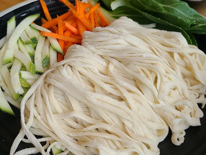 칼국수 면과 채소