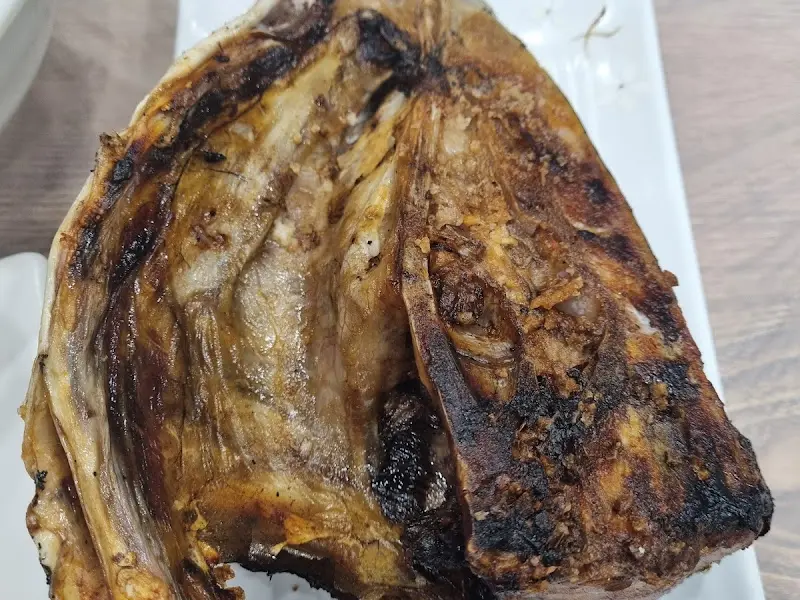 노릇하게 구워진 방어 머리