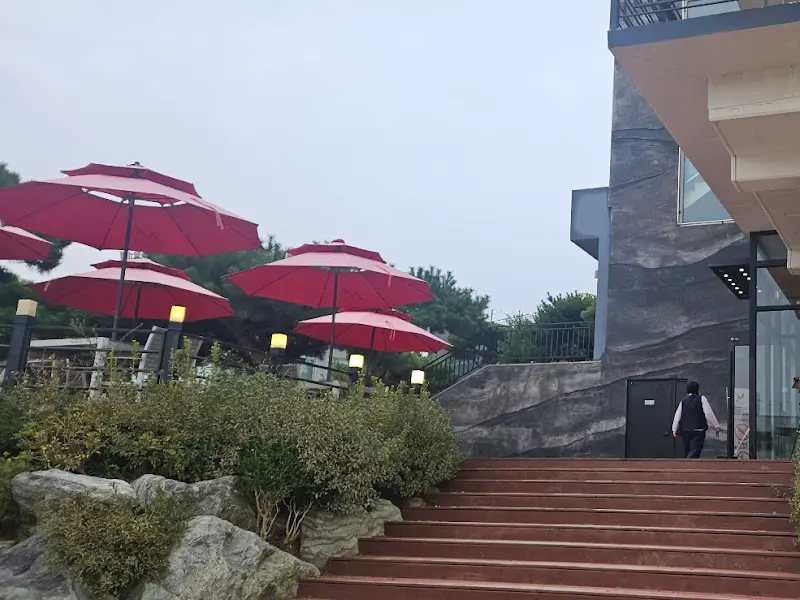 엠클리프 카페로 올라가는 계단 입구