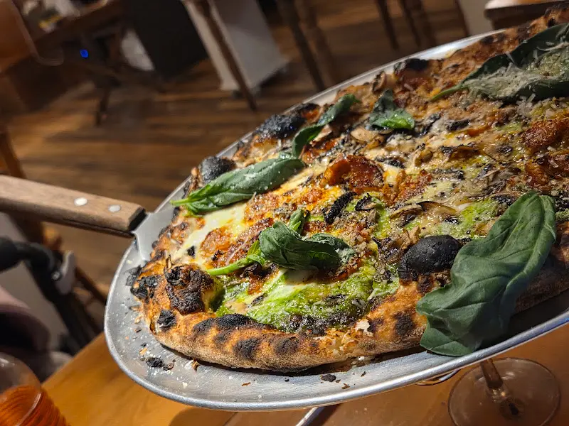 푸짐한 토핑의 피자