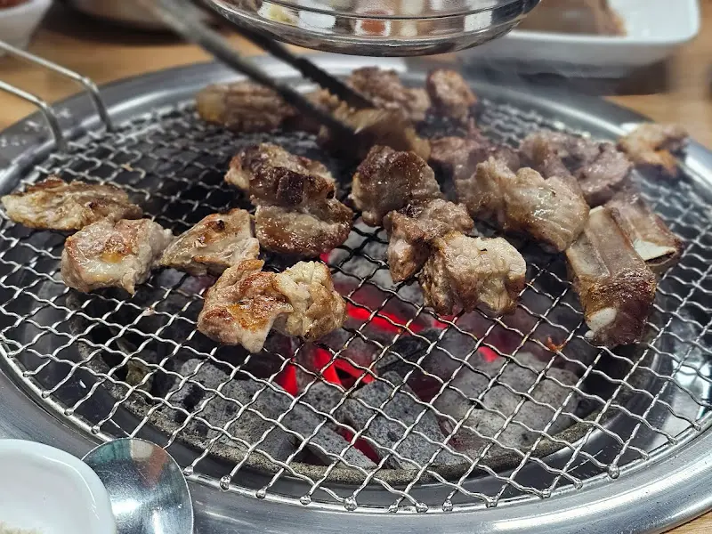 숯불 위에서 익어가는 양념갈비