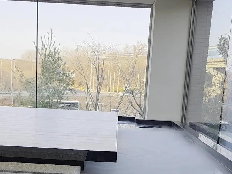 창밖 풍경이 보이는 카페 내부 좌석