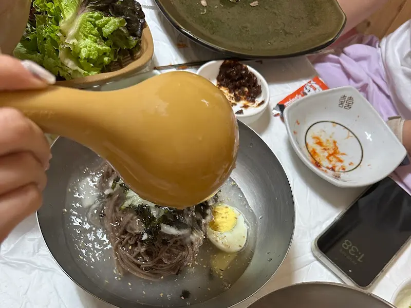 회막국수에 동치미 육수 붓는 장면
