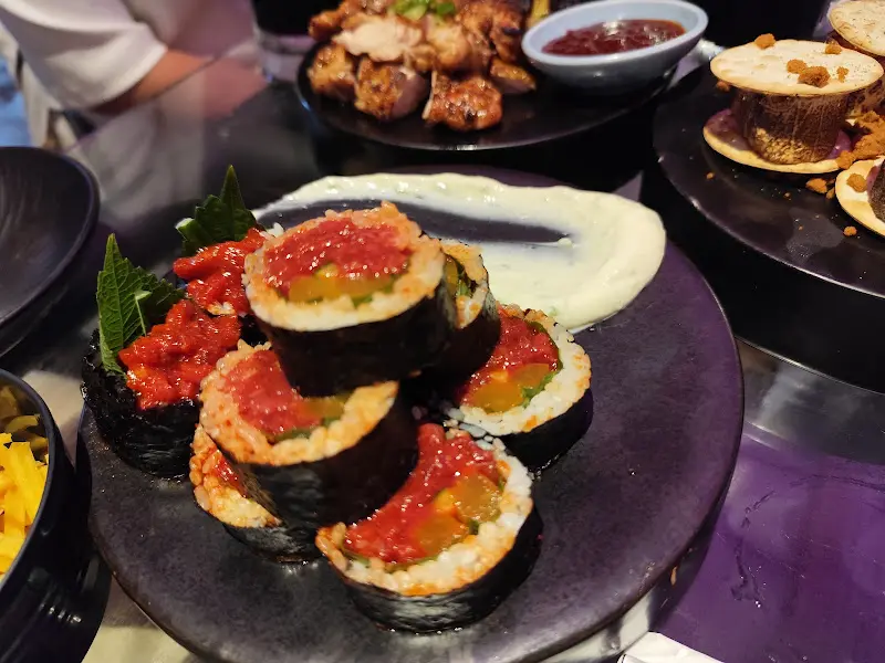 다양한 메뉴가 놓여진 테이블