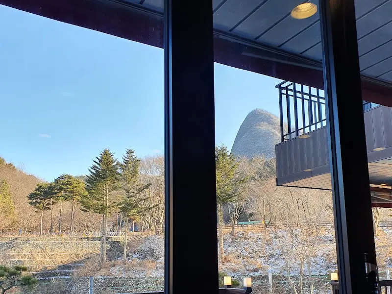 창밖으로 보이는 마이산