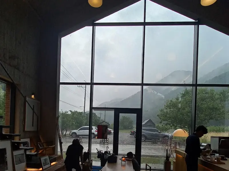 카페 내부의 큰 창문을 통해 보이는 외부 풍경