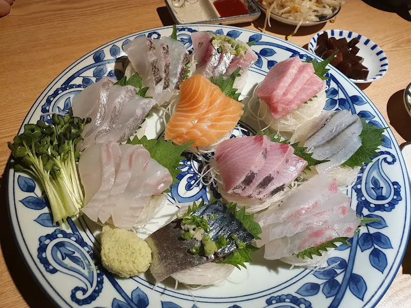 화려한 플레이팅의 모듬 사시미