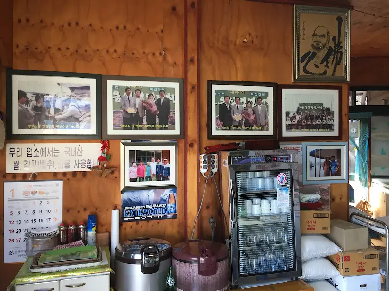 가게 내부 벽면에 걸린 사진들