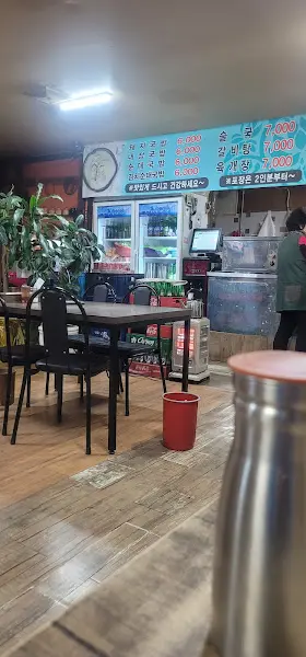 정겨운 분위기의 식당 내부