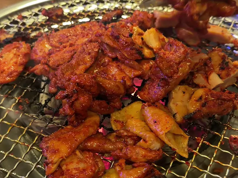 숯불 위에서 노릇하게 구워진 닭갈비