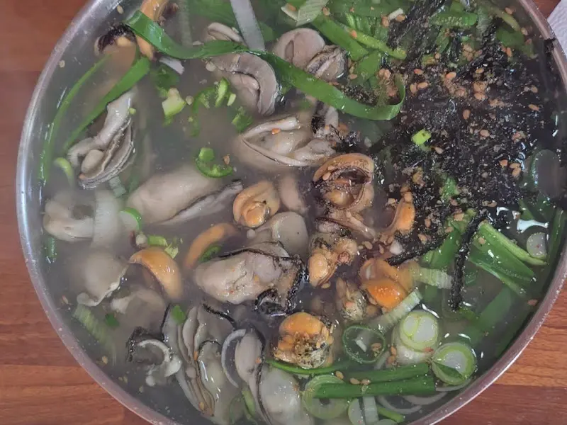 굴이 듬뿍 들어간 칼국수의 모습