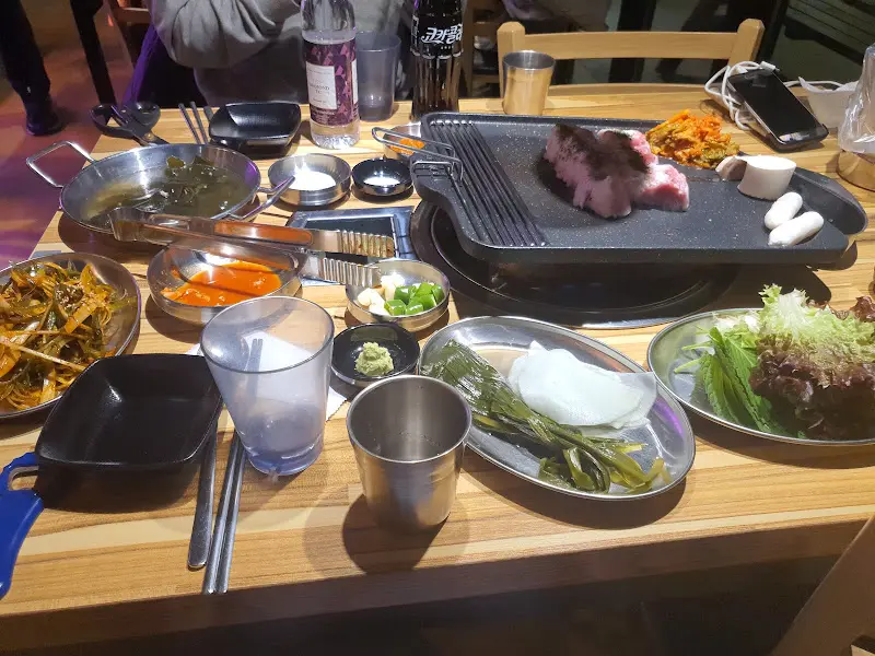 푸짐하게 차려진 테이블